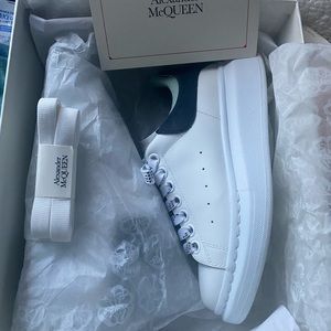 Wmn Alexander McQueen!